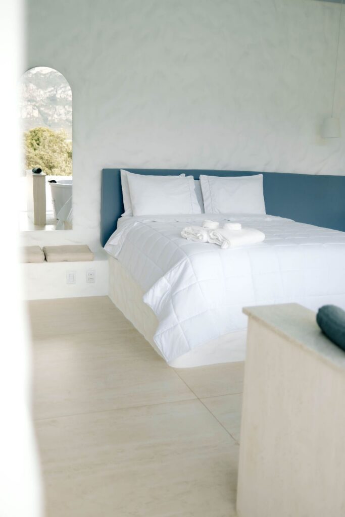 Cama do Loft Grécia com cabeceira azul