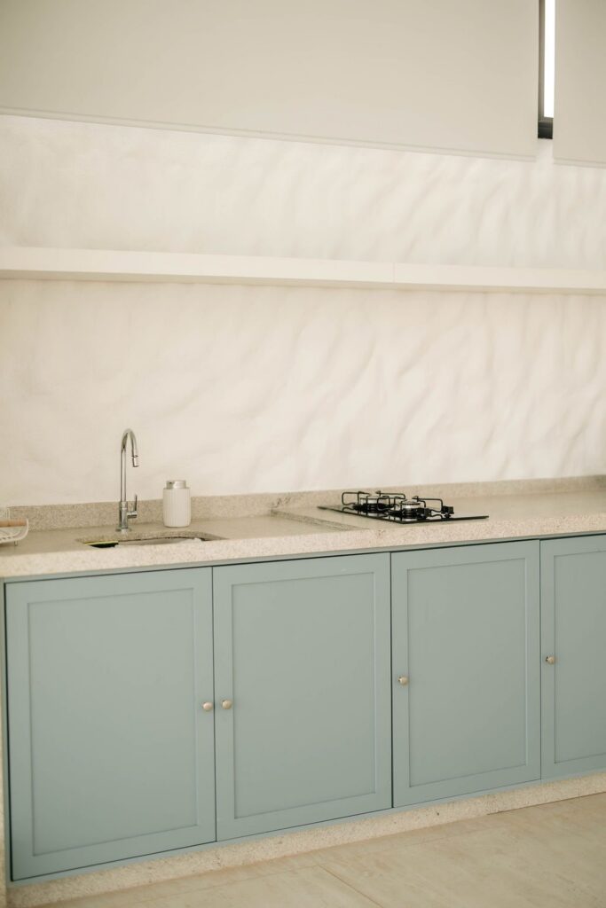 Cozinha equipada do Loft Grécia com armários azul claro