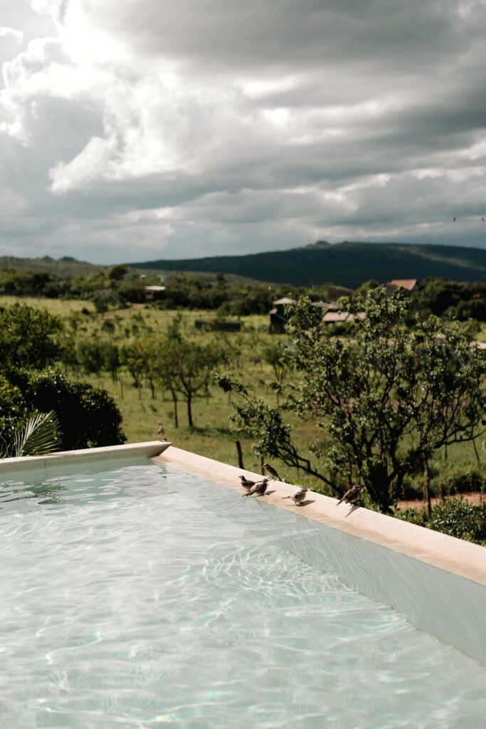 Piscina de borda infinita sobre o campo aberto