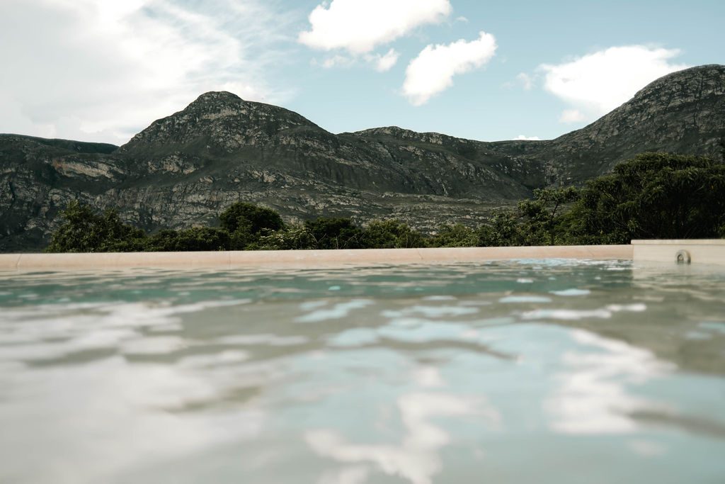 Vista panorâmica da piscina com a serra ao fundo