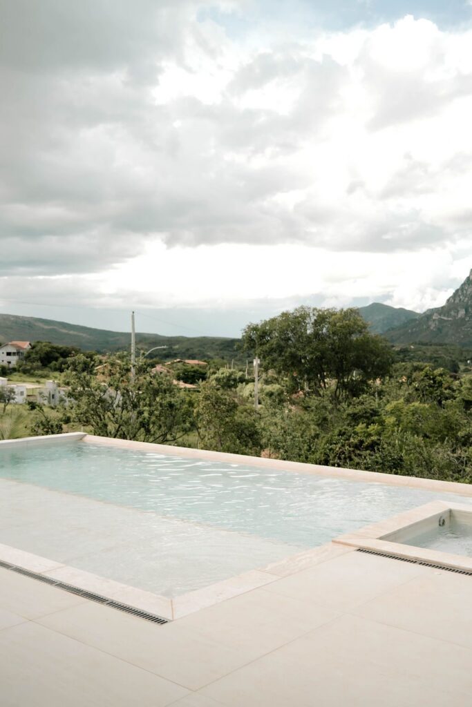 Piscina com vista aberta para o vale