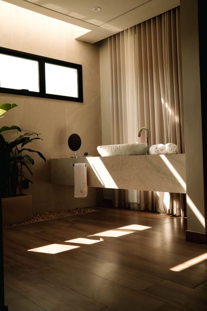 Banheiro do Loft Maldivas com luz do sol desenhando o piso