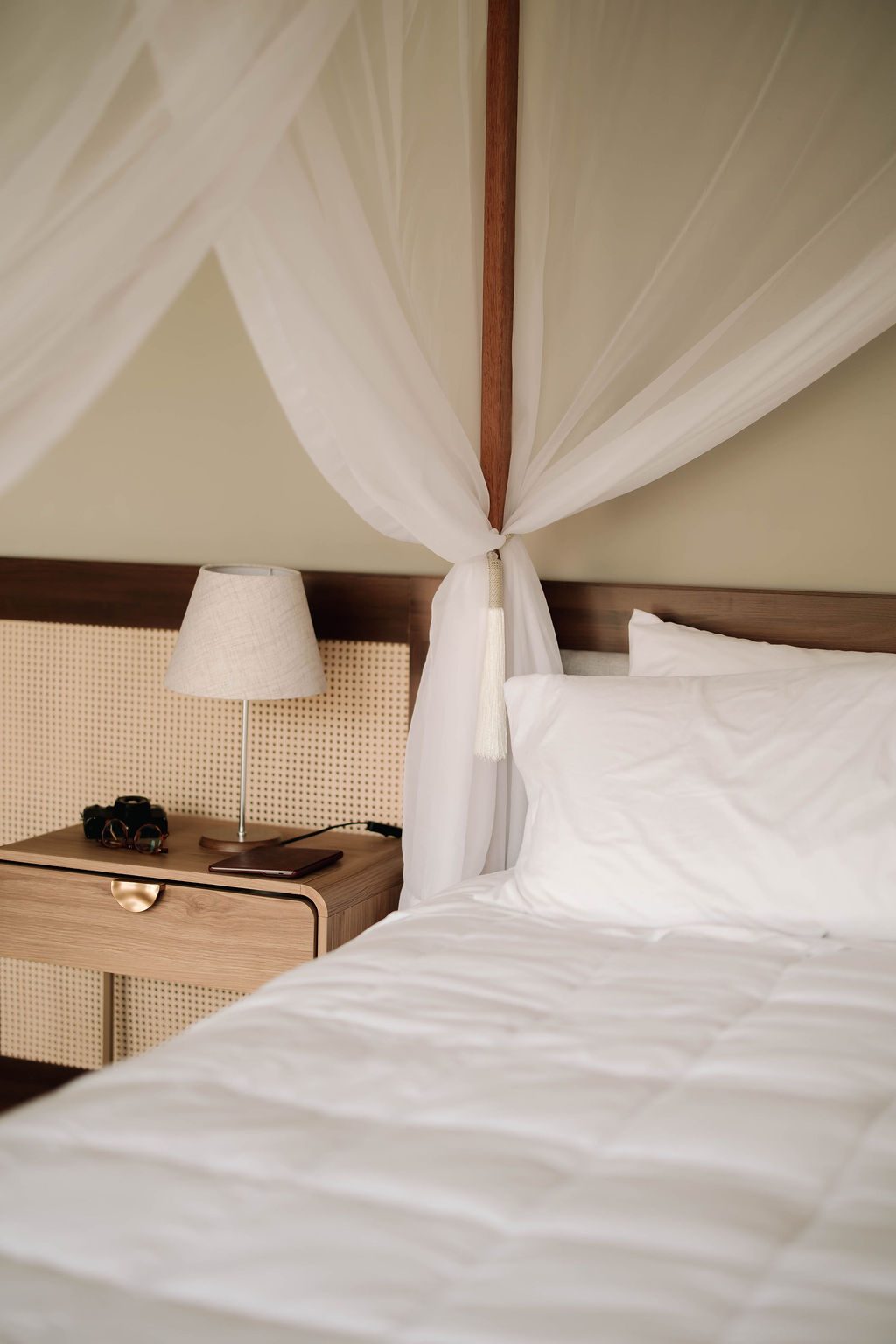 Cama do Loft Maldivas com mosquiteiro aberto