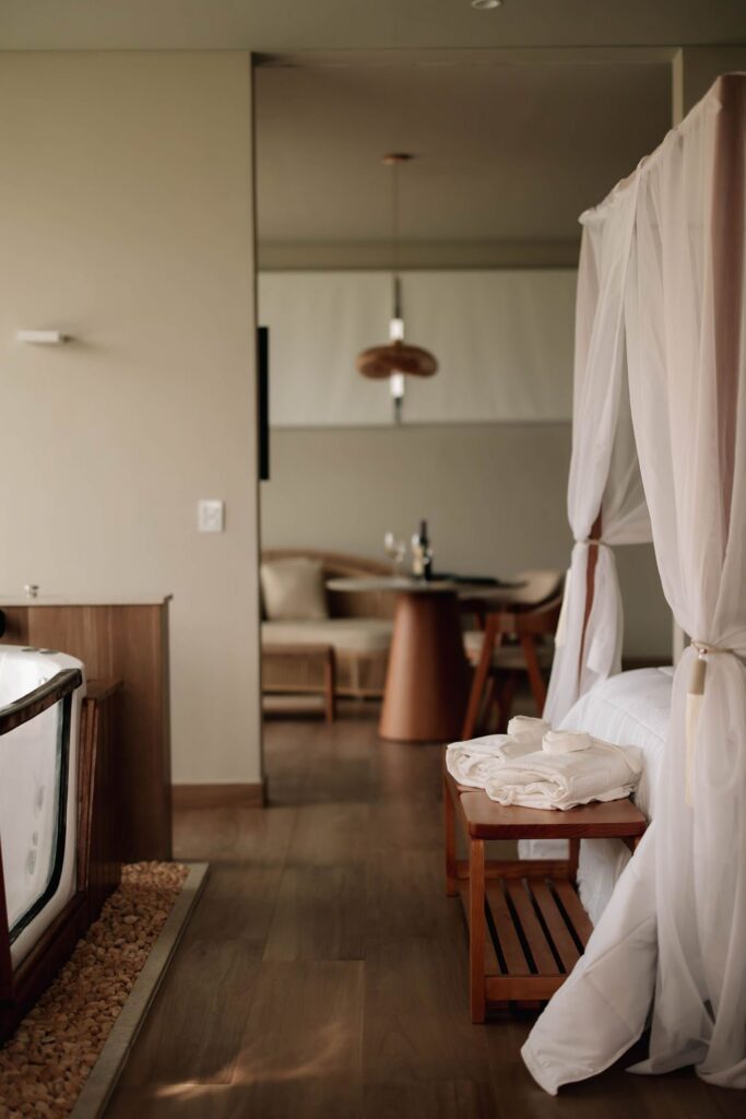 Cama com dossel do Loft Maldivas e o ambiente integrado