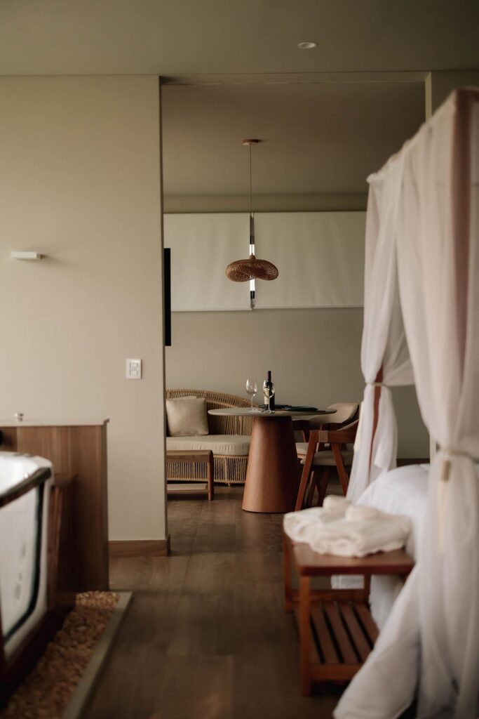 Loft Maldivas visto da entrada, com dossel e área de estar