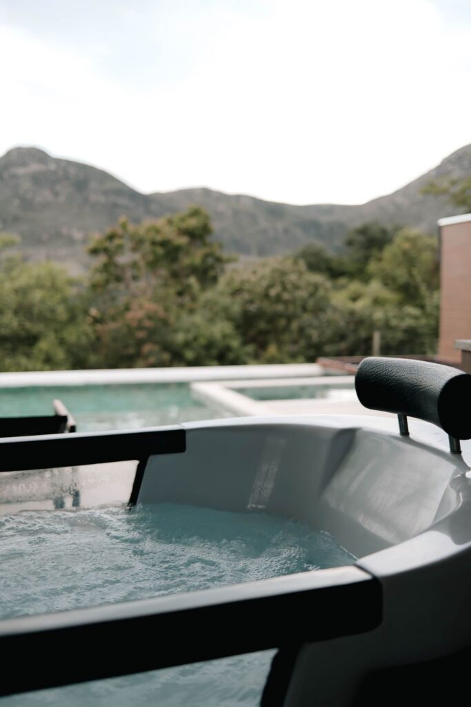 Hidromassagem da varanda do Loft Maldivas com a serra ao fundo