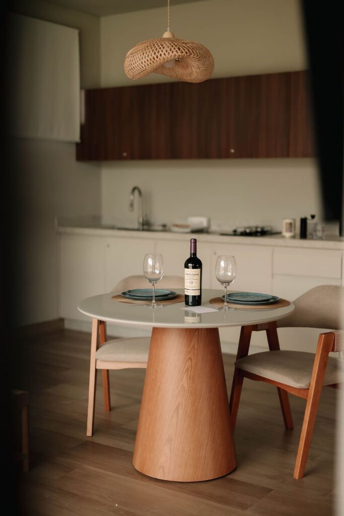 Mesa de refeição e cozinha equipada do Loft Maldivas