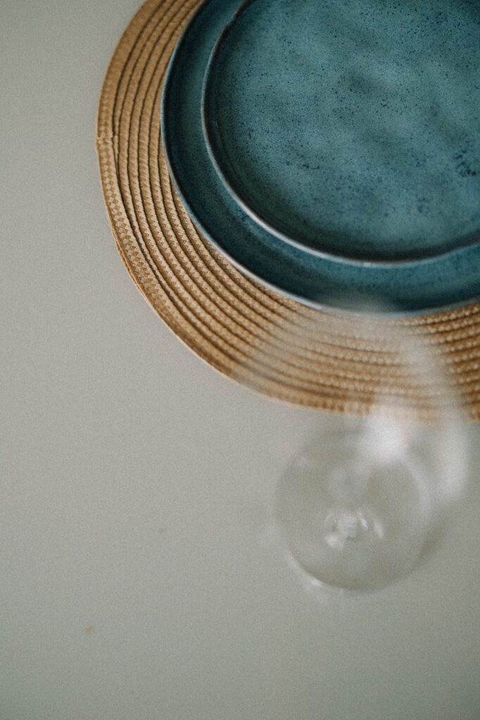 Detalhe da mesa posta com louça artesanal azul