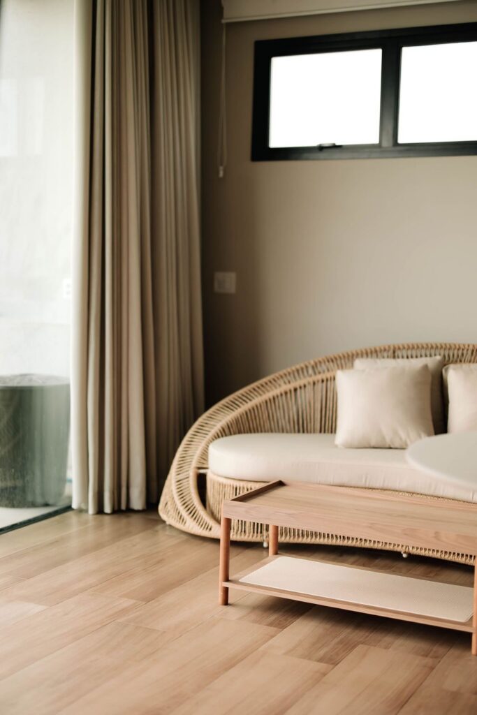 Poltrona de rattan do Loft Maldivas diante da janela