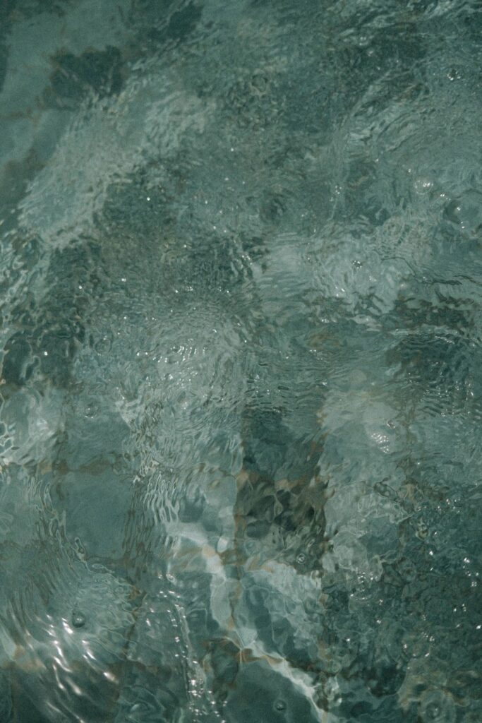 Textura da água turquesa da piscina