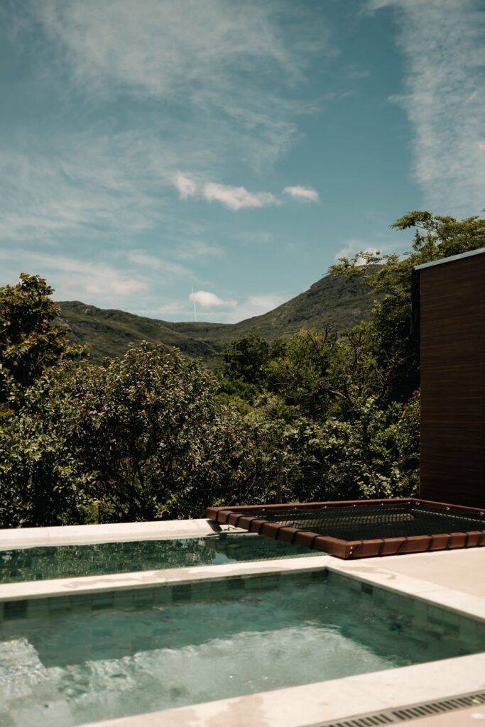Piscina ao lado da fachada de madeira do Loft Maldivas