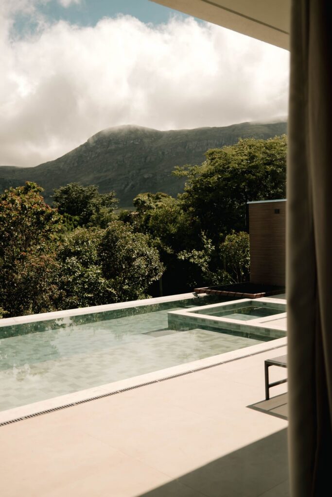 Piscina vista de dentro do loft, pela varanda